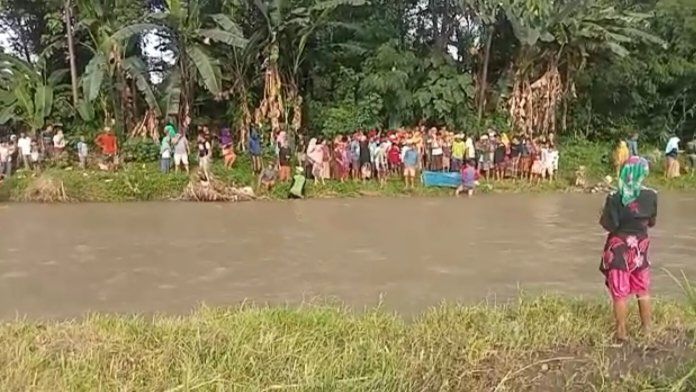 <strong>Santri yang Terbawa Arus saat Mandi di DAM Sungai Rondoningo Ditemukan Meninggal</strong>