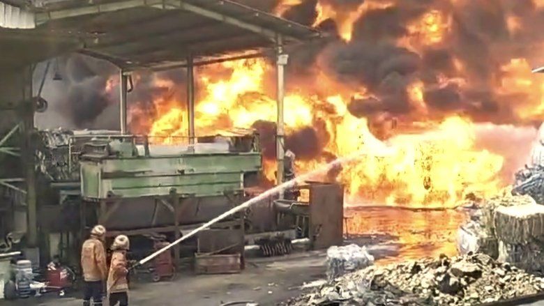 Pabrik Pengolahan Plastik di Gresik Terbakar, Diduga Akibat Pembakaran Sampah dekat Pabrik