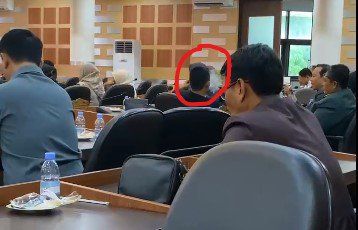 Anggota DPRD Ini Asyik Hisap Vape saat Rapat Paripurna di Ruang AC