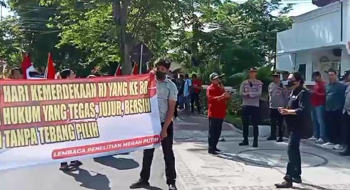 Desak Anggota DPRD Pelaku KDRT Ditahan, Massa Geruduk Kejari Banyuwangi
