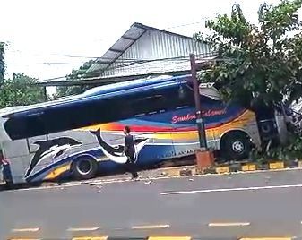 Tabrak Bus Parkir di Jalur Madiun – Surabaya, Sopir Truk Boks Tergencet