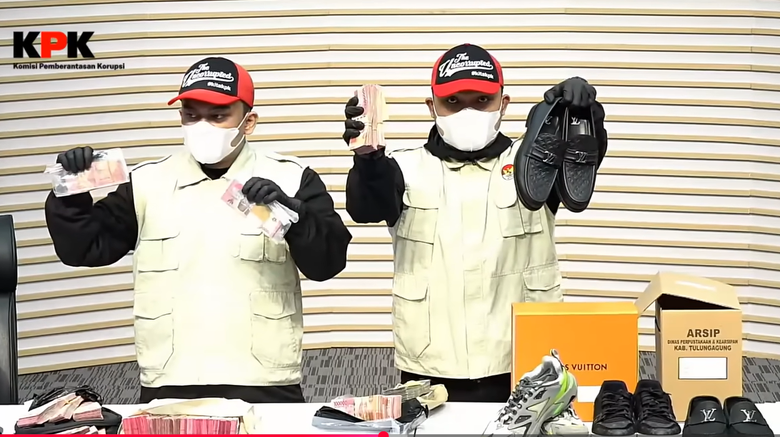 Bupati Tulungagung dan Ajudannya Ditahan KPK