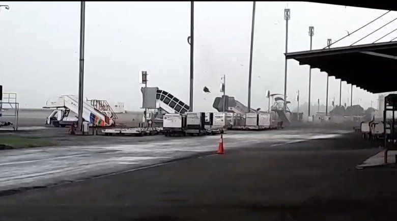 Hujan Deras Disertai Angin Kencang Sapu Bandara Juanda