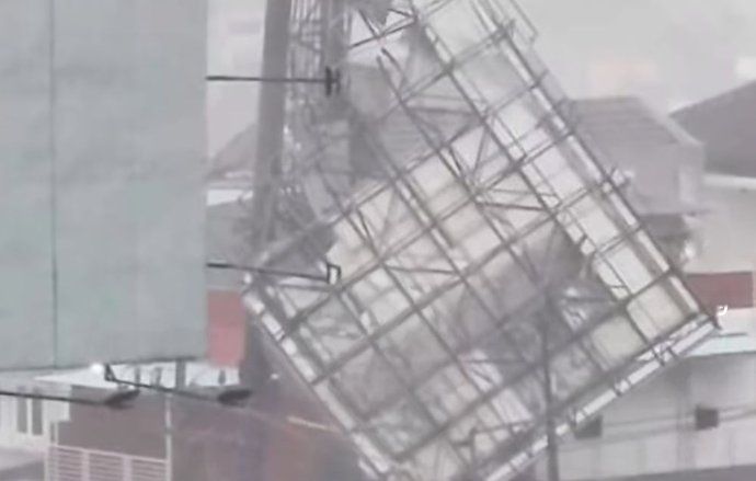 Diterjang Hujan Deras Disertai Angin, Surabaya Porak-poranda