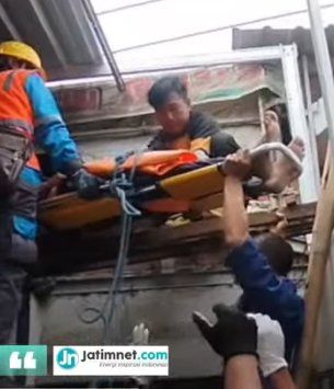 Evakuasi Pekerja Bangunan Tersengat Listrik