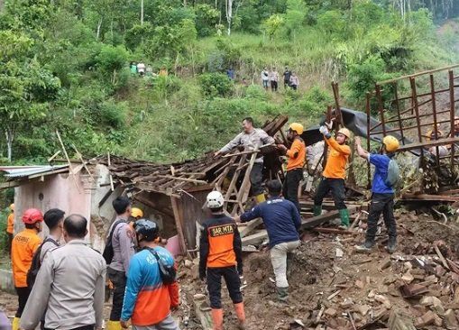 Foto Longsor Trenggalek, Tutup Akses Jalan dan Rusak Pemukiman