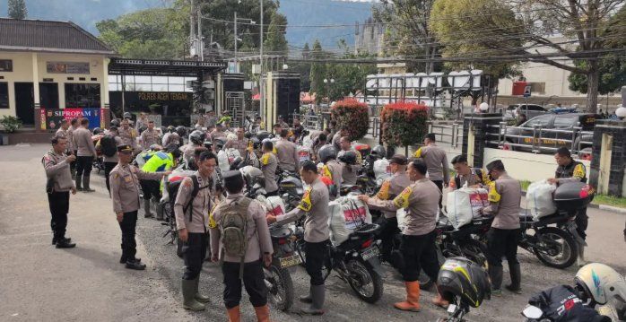 Pakai Motor, Bhabinkamtibmas Kirim Logistik ke Tiga Kecamatan di Aceh Tengah