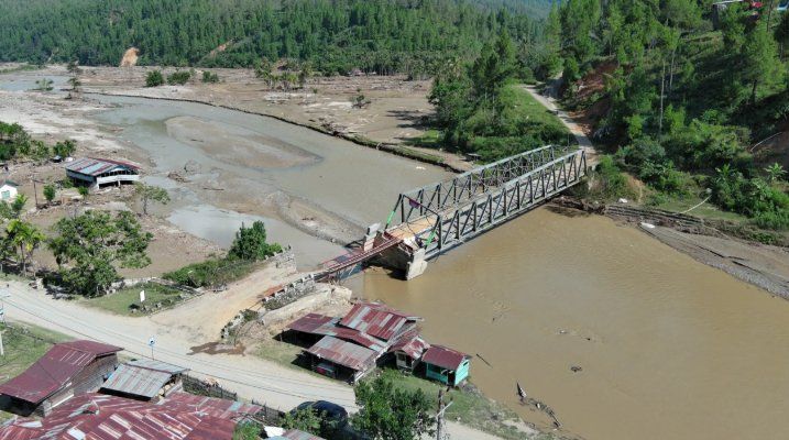 Masyarakat dan Aparat Bangun Jembatan Sementara di Gayo Lues