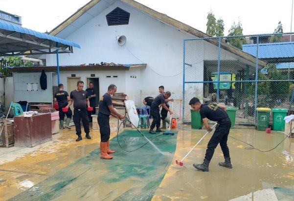 Brimob Sumut Bersihkan Lumpur di SMA Negeri 1 Tanjung Pura