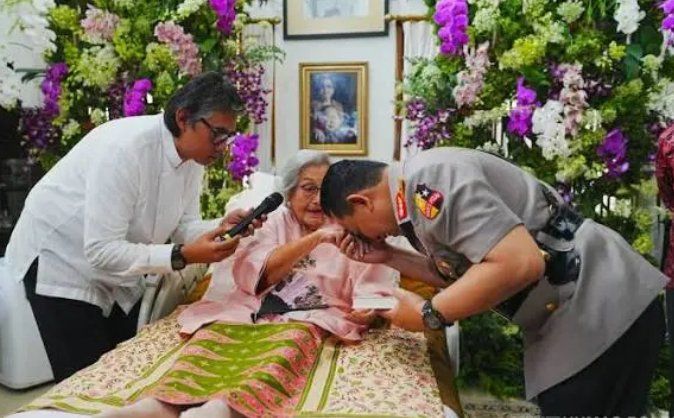 Eyang Meri Istri Jenderal Hoegeng Wafat di Usia 100 Tahun