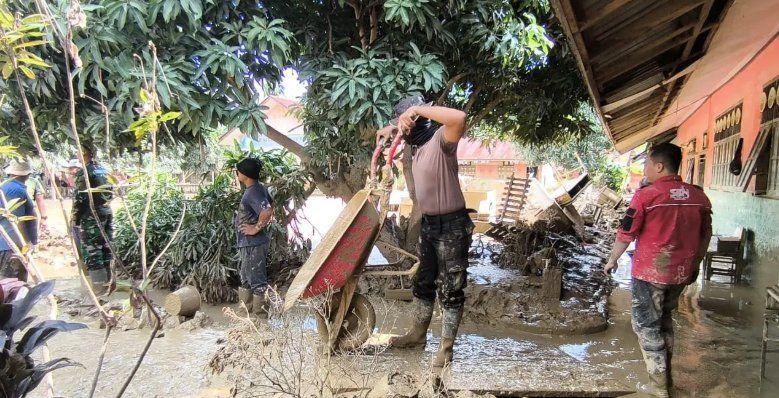 Personel Polda Aceh dan Para Guru Bersihkan SD Terdampak Banjir di Aceh Tamiang