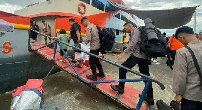 Polda Sulut Kirim Pasukan Bantu Penanganan Banjir Bandang di Sitaro