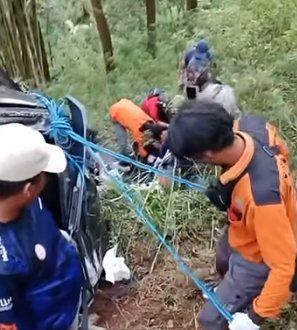 Mobil Terjun ke Jurang 50 Meter
