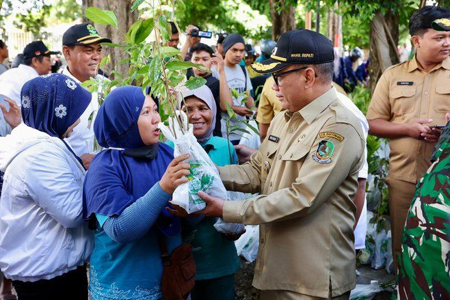 Sedekah Oksigen Terus Diperkuat, Perhutani-Pemkab Banyuwangi Sebar Ribuan Bibit Pohon Gratis