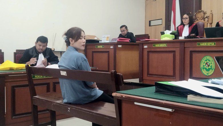 Selebgram Gresik Rista Prisilia Menangis di Sidang
