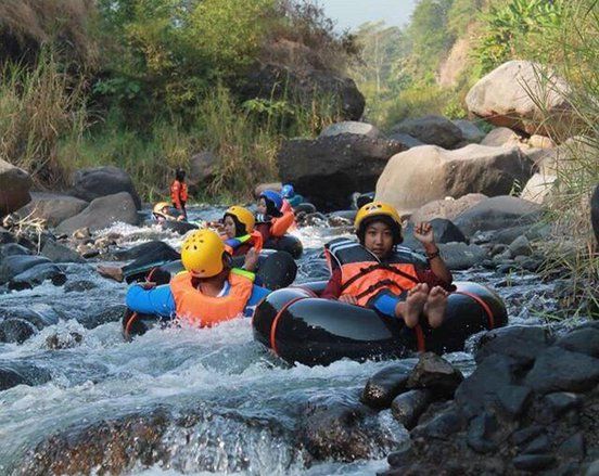 Serunya Wisata River Tubing di Lembah Seloliman Mojokerto
