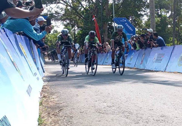 Ratusan Pembalap Adu Cepat di <em>Tour de Rengganis</em> Situbondo 2024