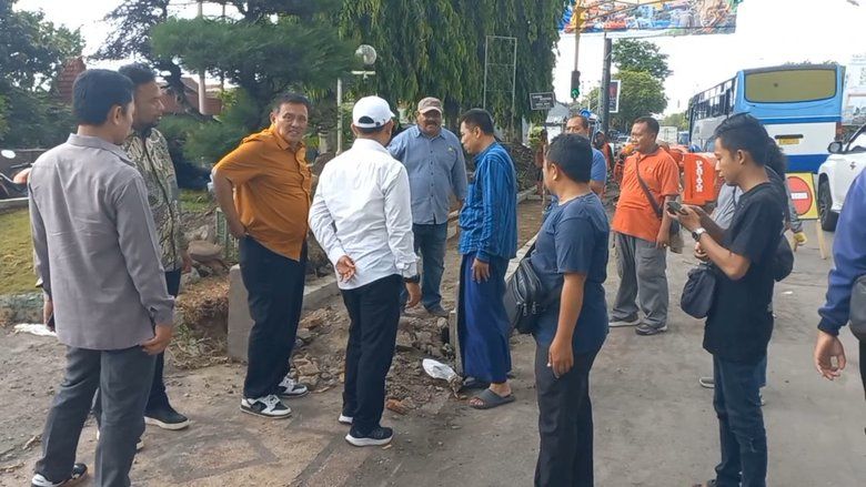 ‎DPRD Kota Probolinggo Temukan Kerusakan Taman saat Sidak Proyek Jalan Arteri Rp 38 Miliar