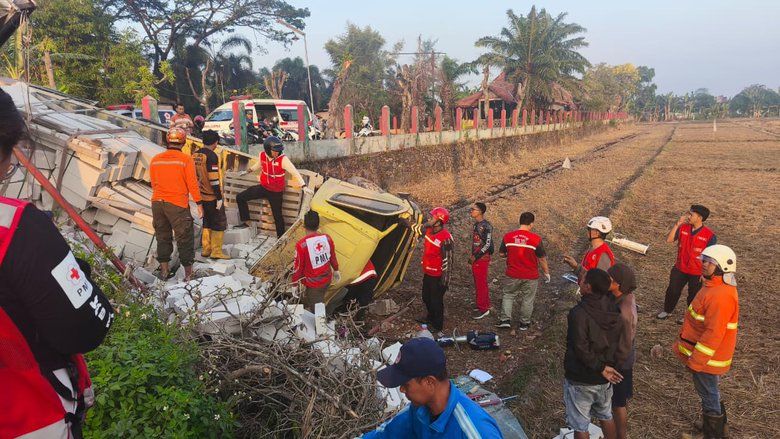 Truk Bermuatan 1.050 Bata Ringan Terguling di Bypass Mojokerto