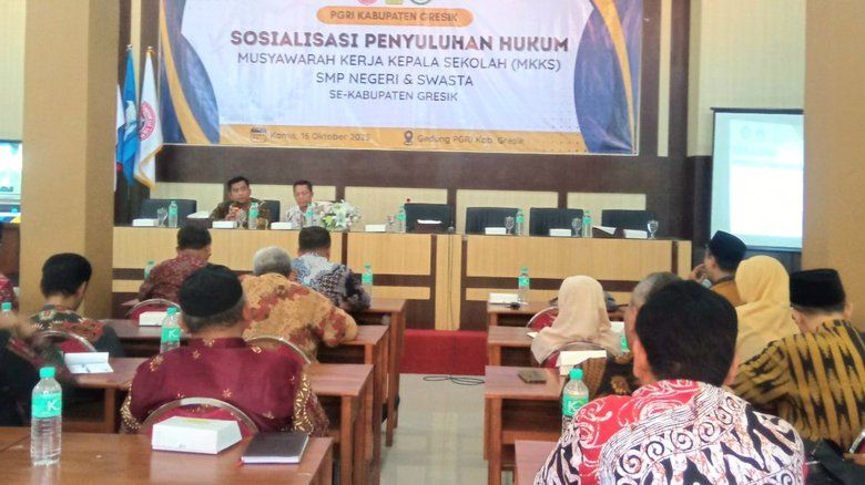 PGRI Gresik Gandeng Kejari Beri Penyuluhan Hukum bagi Kepala Sekolah