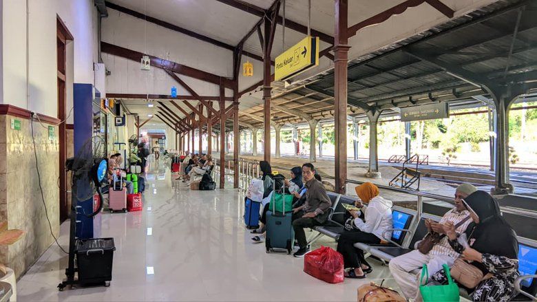 Mobilitas Penumpang Kereta di Jember Masih Tinggi di Hari Pertama Kerja Usai Lebaran 2026