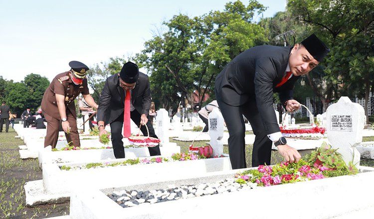 Tabur Bung di Makam Pahlawan, Walkot Eri Cahyadi Ajak Masyarakat Tumbuhkan Semangat Perjuangan