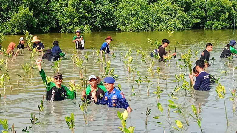 Peringati Hari Bumi Sedunia, Polres Gresik Tanam Pohon Mangrove di Kali Mireng