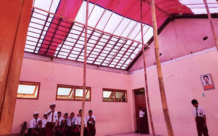 Miris, Siswa SD di Ponorogo Belajar Beratapkan Terpal