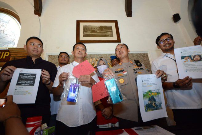 Penghina Risma Ditangkap, Pemilik Akun Menangis dan Minta Maaf
