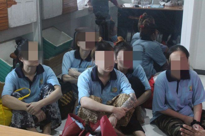 Lima WNA Tersangka Love Scam Dilimpahkan ke Rutan Perempuan Surabaya