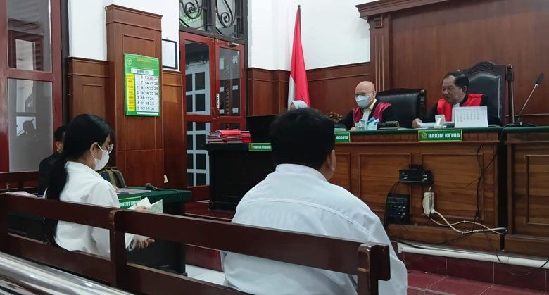 Tangis Agustin Widyawati Pecah Saat Bacakan Pledoi Kasus Dugaan Penipuan Investasi di PN Surabaya