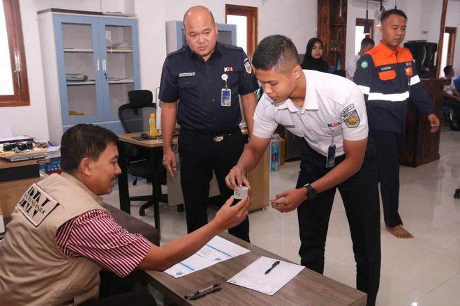 Prioritaskan Keselamatan Penumpang, Petugas PT KAI Daop 7 Madiun Jalani Tes Urine