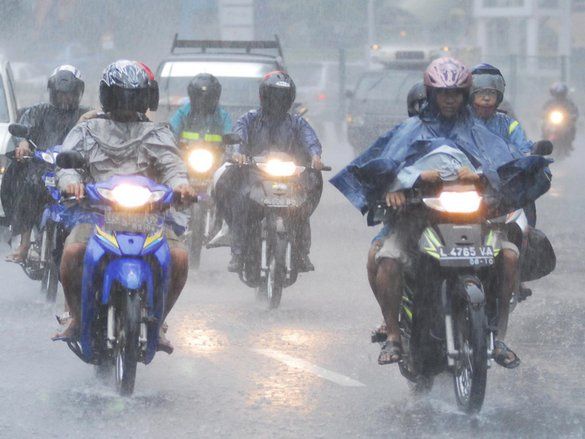 Tips Aman Berkendara di Jalanan yang Licin