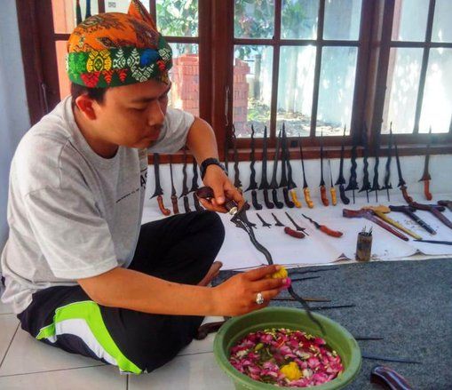 Begini Tradisi Mencuci Benda Pusaka Bulan <em>Suro</em>