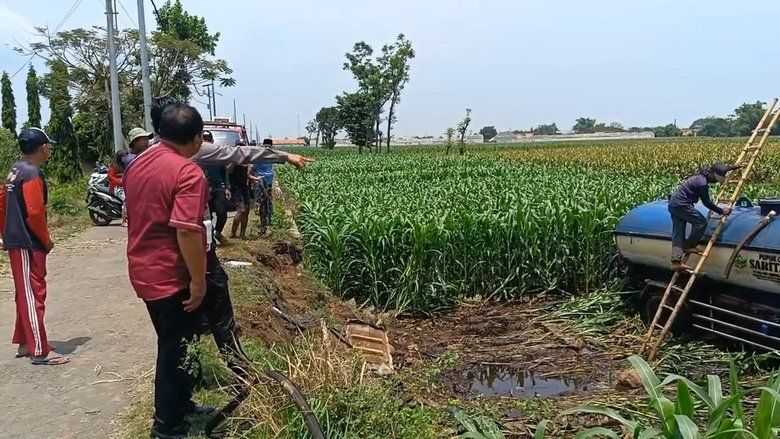 Truk Tangki Bermuatan Pupuk Cair Terguling di Probolinggo, Sopir Tewas di Tempat