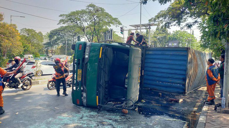 Truk Terguling di Exit Tol Gunungsari Surabaya, Evakuasi Sempat Terkendala