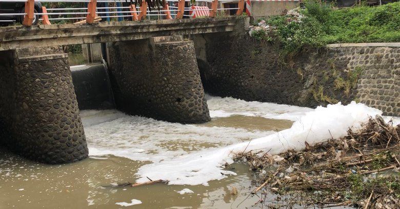 Busa Putih Misterius Penuhi Sungai di Mojokerto, Diduga Tercemar Limbah