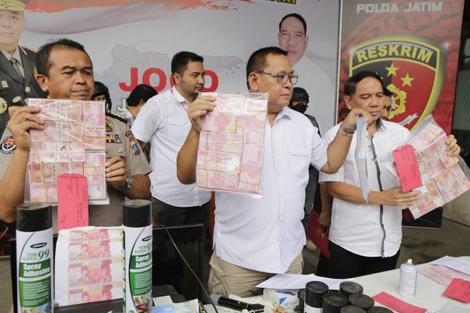 Pijat, Warga Jember Bayar Pakai Uang Palsu