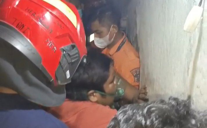 Lewati Gang Sempit, Damkar dan BPBD Surabaya Evakuasi Remaja Obesitas