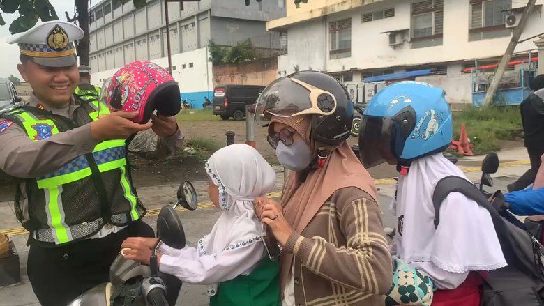 Edukasi Tertib Lalu Lintas, Satlantas Polres Ponorogo Bagikan Helm dan Cokelat