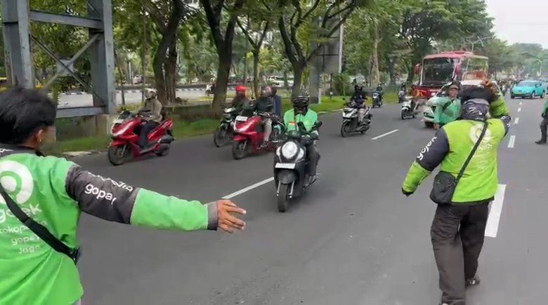 Massa Ojol di Surabaya Turun ke Jalan, Polisi Lakukan Rekayasa Lalu Lintas