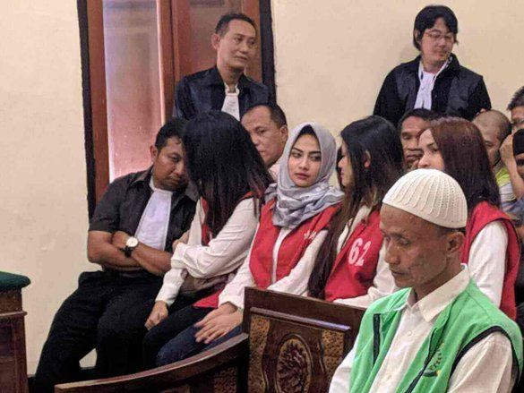 Vanessa Angel Jalani Sidang Kenakan Kerudung Pemberian Pacarnya