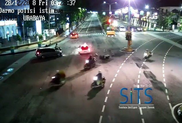 Beredar Video Mobil Tabrak Pemotor Hingga Terpental di Surabaya