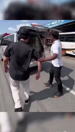 Viral Sopir Ambulans Marahi Sopir Innova Diduga Halangi Ambulans Bawa Pasien Kritis
 