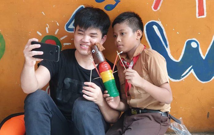 Kampung Ikan Kerapu Dapatkan Pelatihan Membuat Wayang Berbahan Dasar Botol Plastik