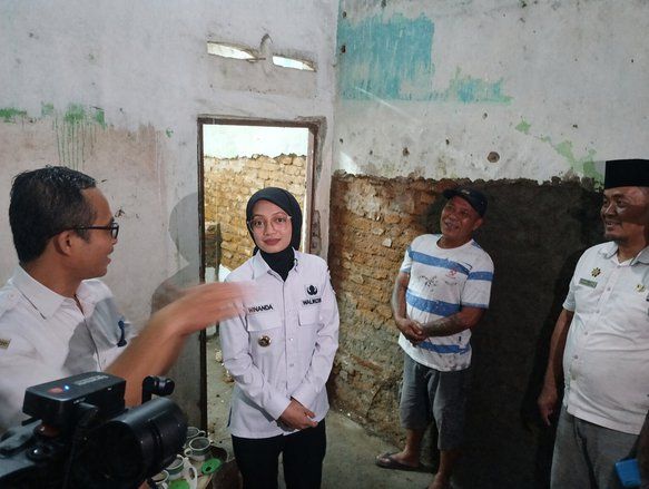 Bedah Rumah di Kediri, Dua Warga Terima Bantuan dari Pemkot