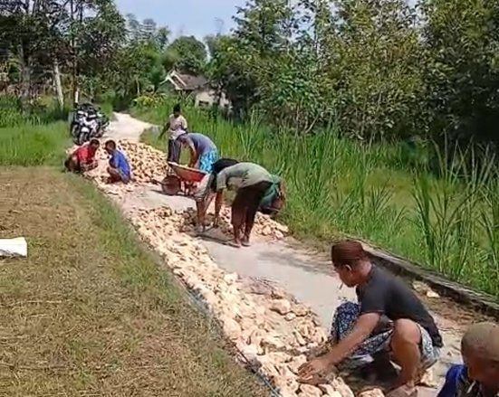 Warga Sampang Perbaiki Jalan Rusak Bertahun-tahun Secara Swadaya, Dana Tembus Rp171 Juta