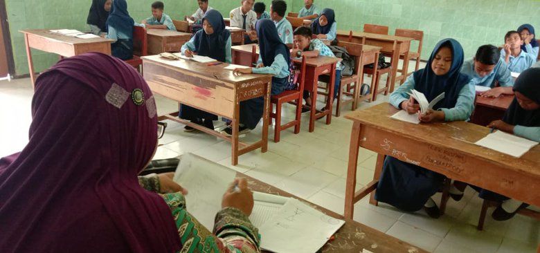 Perjuangan Guru Honorer di Sampang Tempuh 36 KM Untuk Mengajar