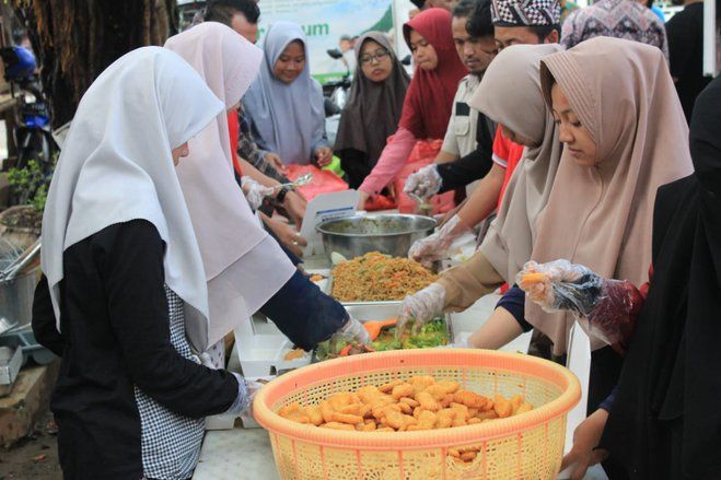 Humanity Food Truck Berikan Makan Istimewa untuk Peziarah Makam Gus Solah dan Santri Tebuireng