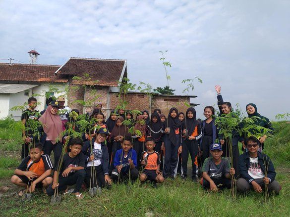 Mahasiswa KKN Unej Ajak Generasi Milenial Tanam Ribuan Pohon dan Buah di Bantaran Sungai Brantas
